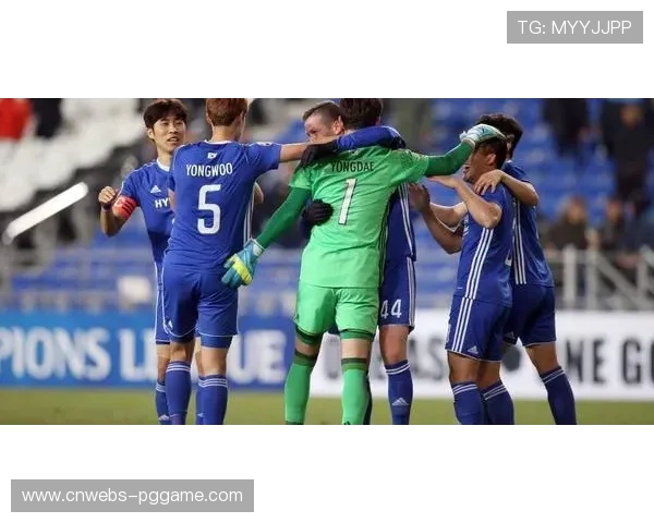 “申花新三叉戟战术搭配：盖伊支点作用与拉唐跑动能力”